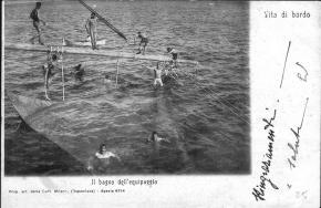 Vita-di-bordo-10---Il-bagno-dellequipaggio
